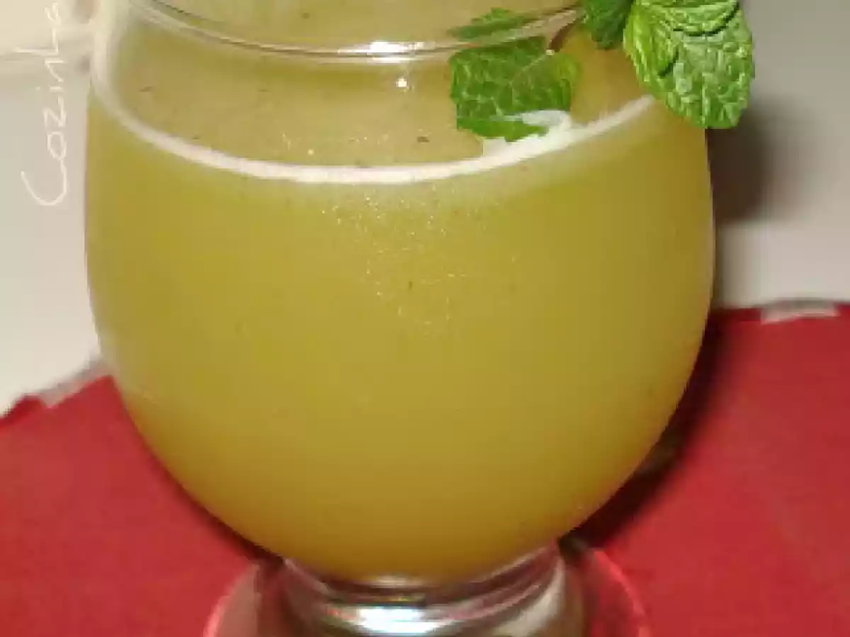 Suco de Casca da Abacaxi com Hortelã