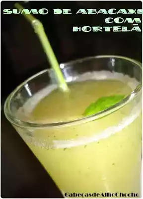 Sumo de abacaxi com hortelã