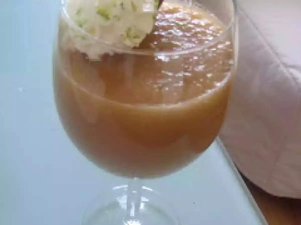 Sumo lindo de maçã, pera e meloa, com natas, lima e canela