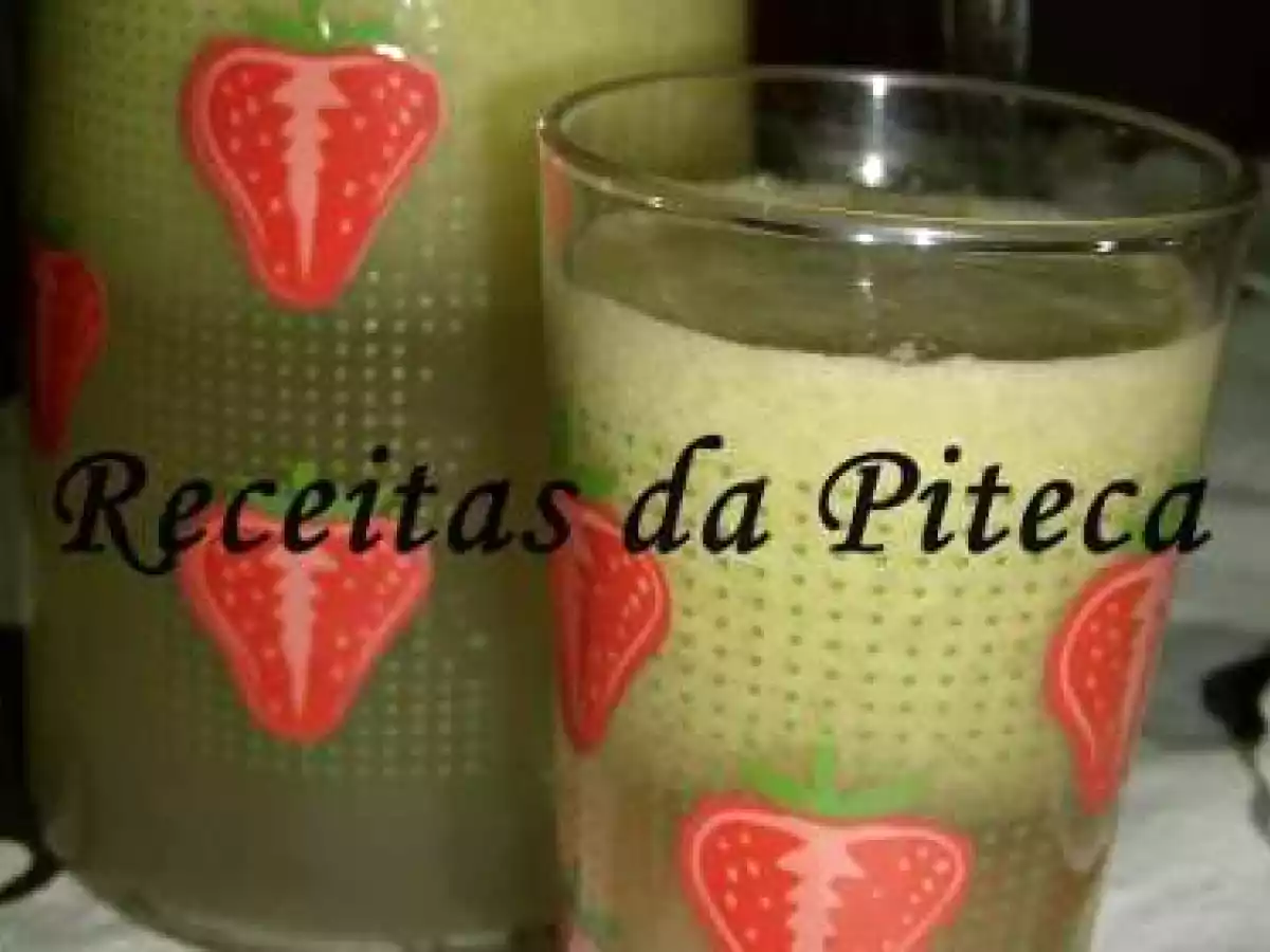 Sumo natural de maçã, pêra e kiwi