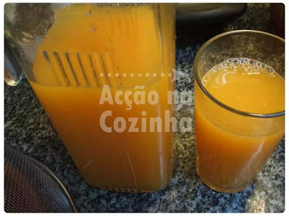 Sumo refrescante de laranja, maçã e cenoura