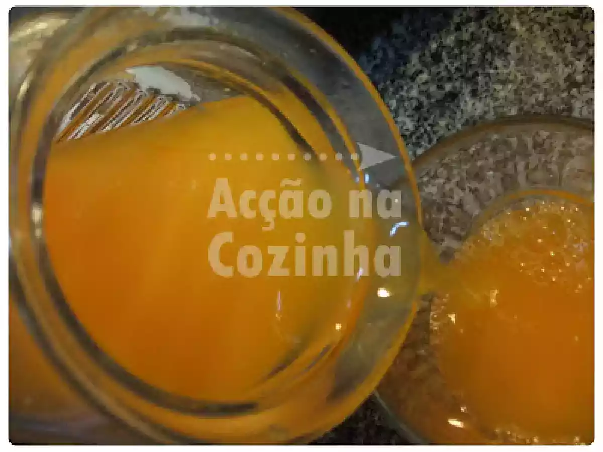 Sumo refrescante de laranja, maçã e cenoura - foto 2