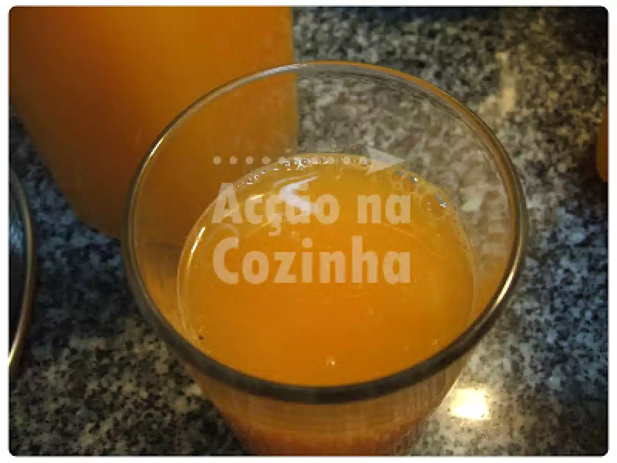 Sumo refrescante de laranja, maçã e cenoura - foto 3