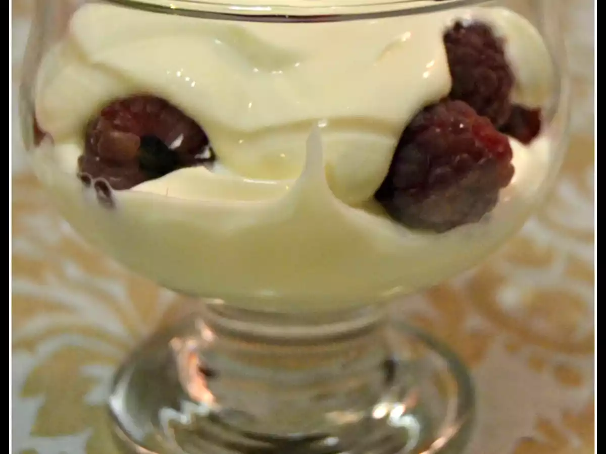 Taça de framboesas com queijo quark