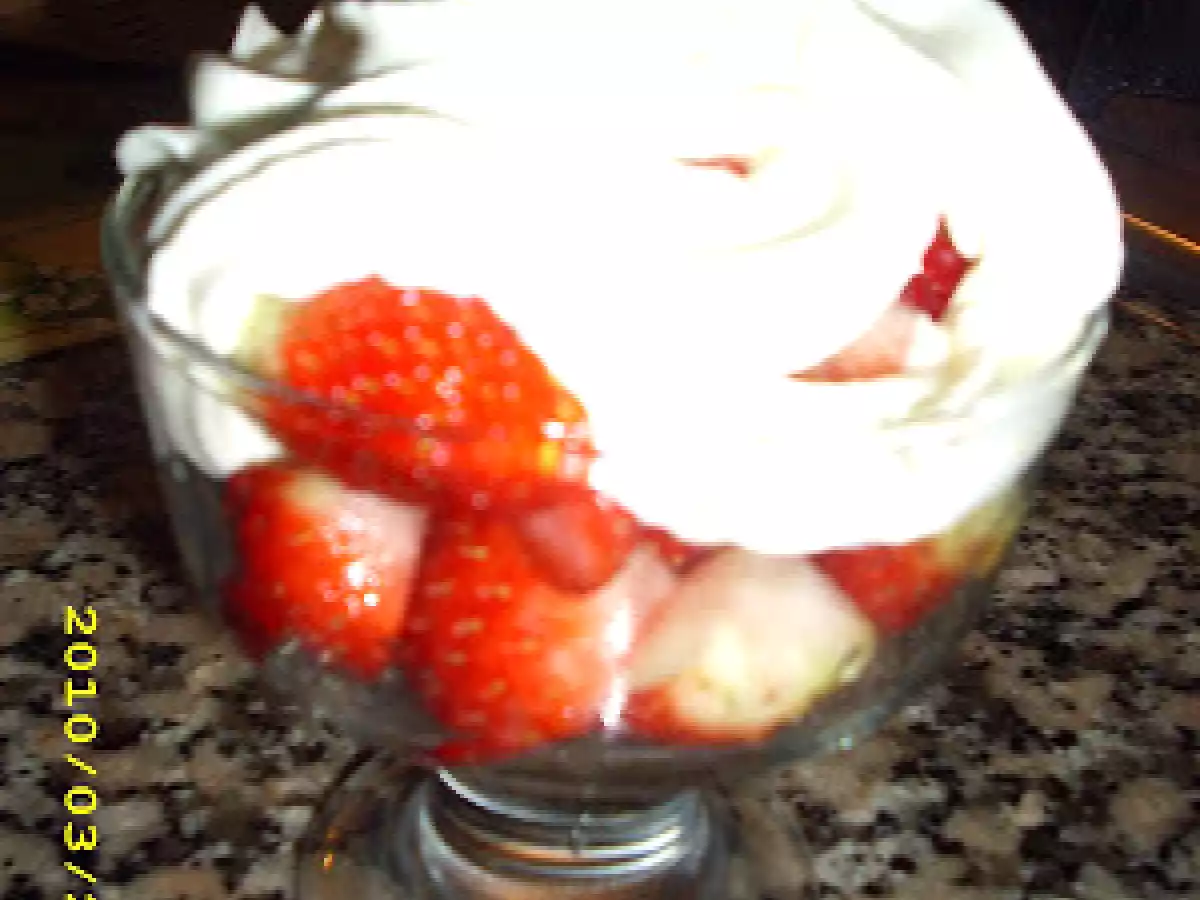 Taça de morangos com Chantilly caseiro