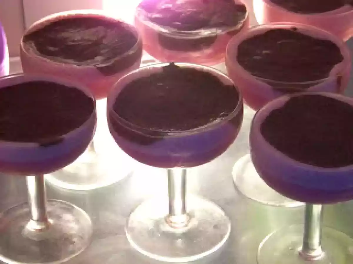 Taça de Mousse de Cereja com Ganache de Chocolate 70% Cacau.