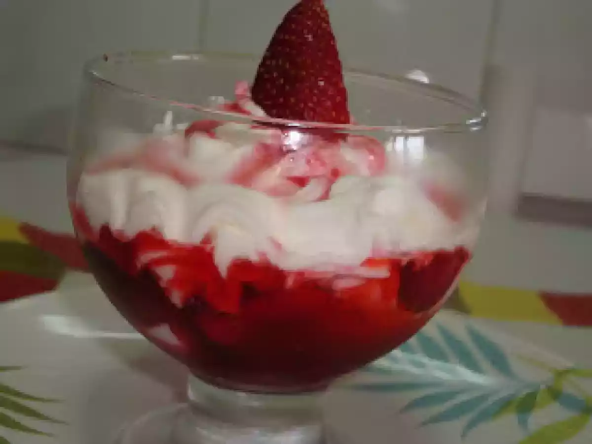 Taça de natas com morangos