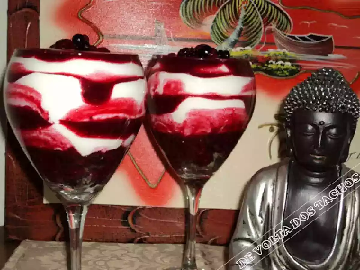 TAÇAS CREMOSAS DE QUEIJO E FRUTOS SILVESTRES
