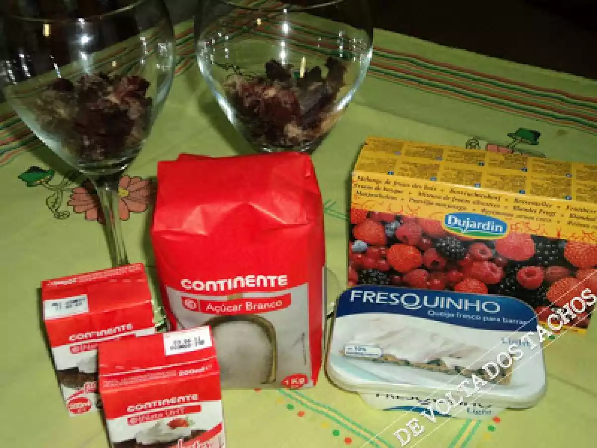 TAÇAS CREMOSAS DE QUEIJO E FRUTOS SILVESTRES - foto 2