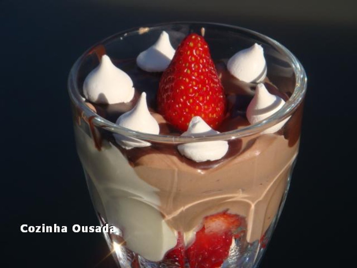 Taças de Morangos ao Mascarpone com Chocolate e Mini Suspiros