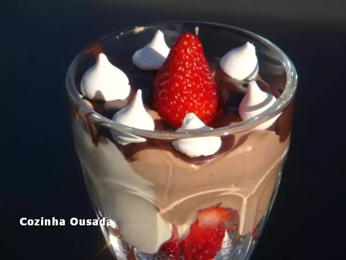 Taças de Morangos ao Mascarpone com Chocolate e Mini Suspiros