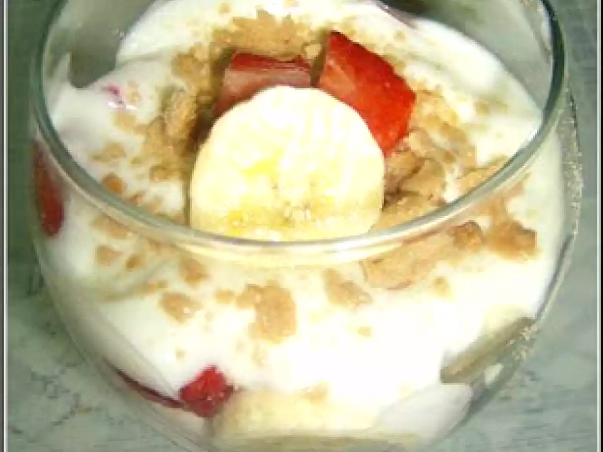 Taças de morangos, banana e iogurte