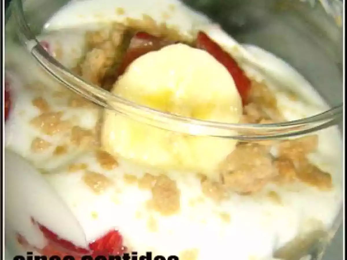 Taças de morangos, banana e iogurte - foto 2