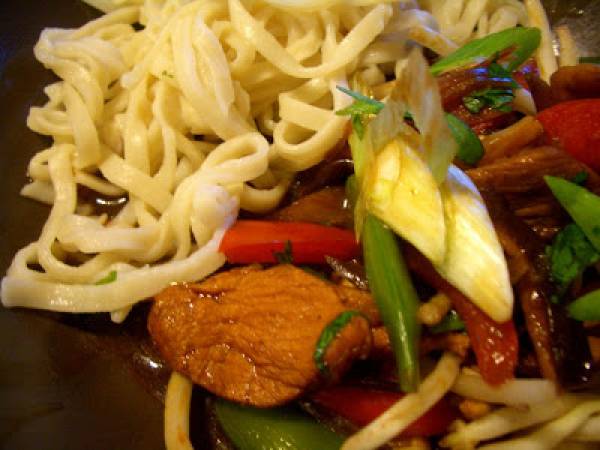 Tacho oriental: porco com shitake, vegetais, e macarrao Mie. - foto 4