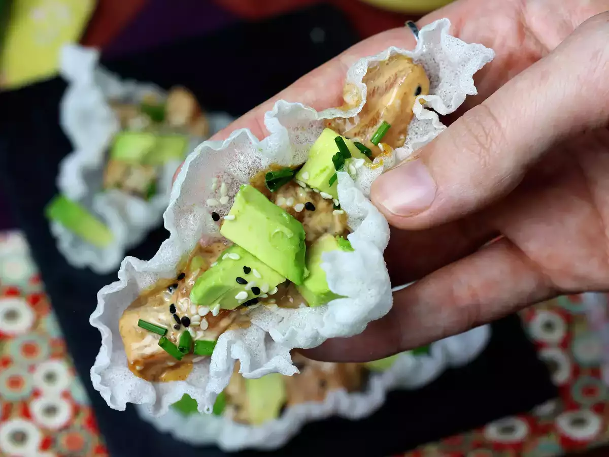 Tacos asiáticos com tártaro de salmão em folhas de arroz fritas - foto 2