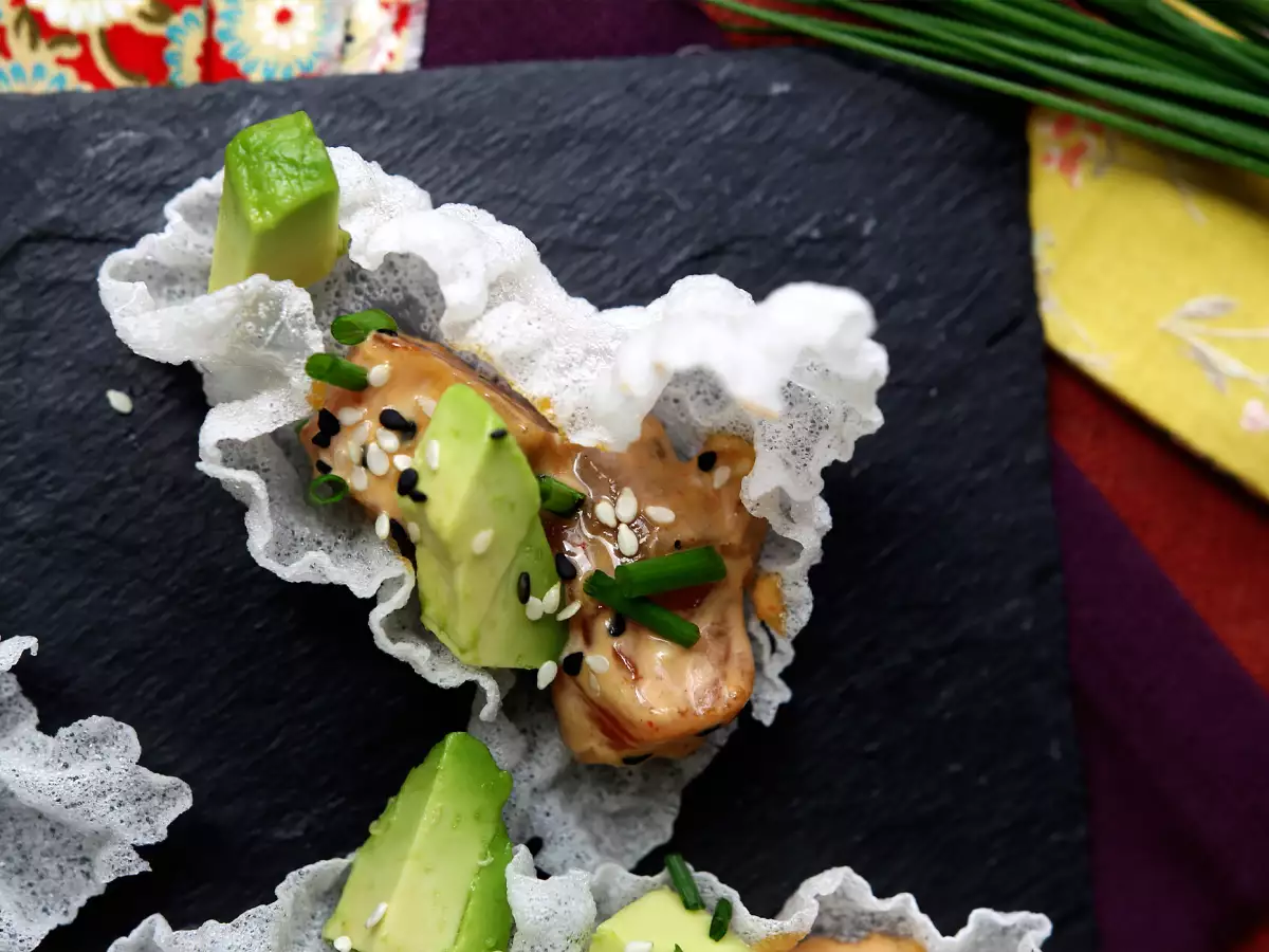 Tacos asiáticos com tártaro de salmão em folhas de arroz fritas - foto 6