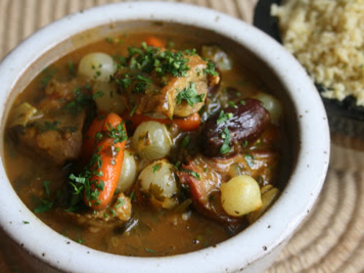 Tagine de cordeiro com tâmaras, echalotes e couscous de limão