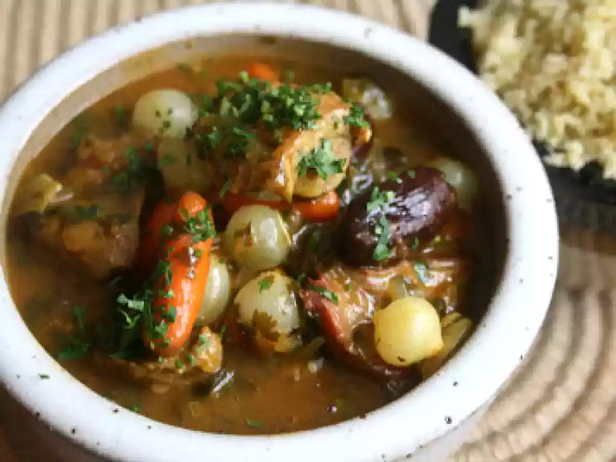 Tagine de cordeiro com tâmaras, echalotes e couscous de limão