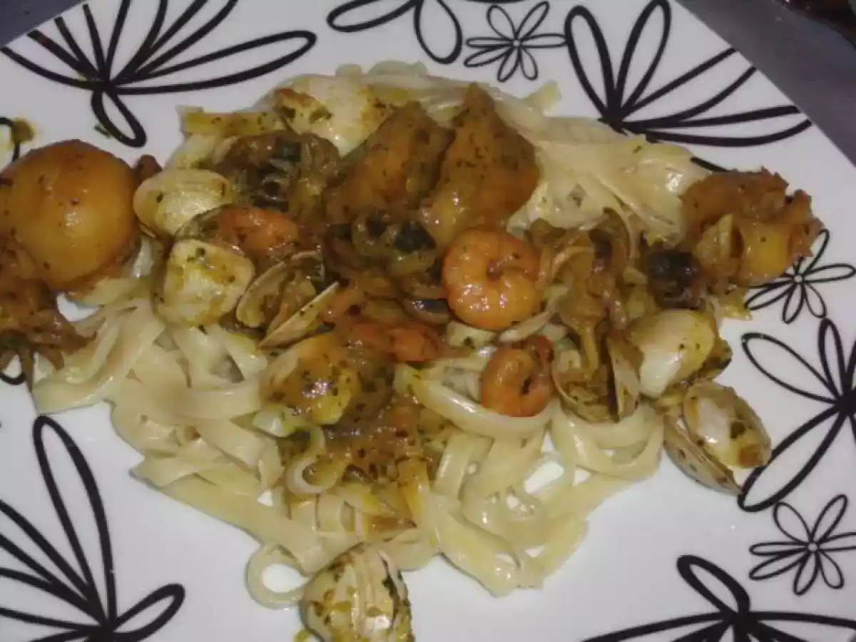 Tagliateli c/ choquinhos e frutos do mar em molho de açafrão