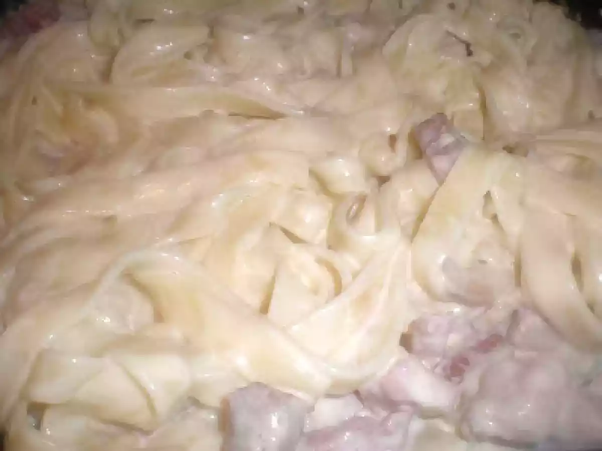 Tagliatelle à carbonara com ananás