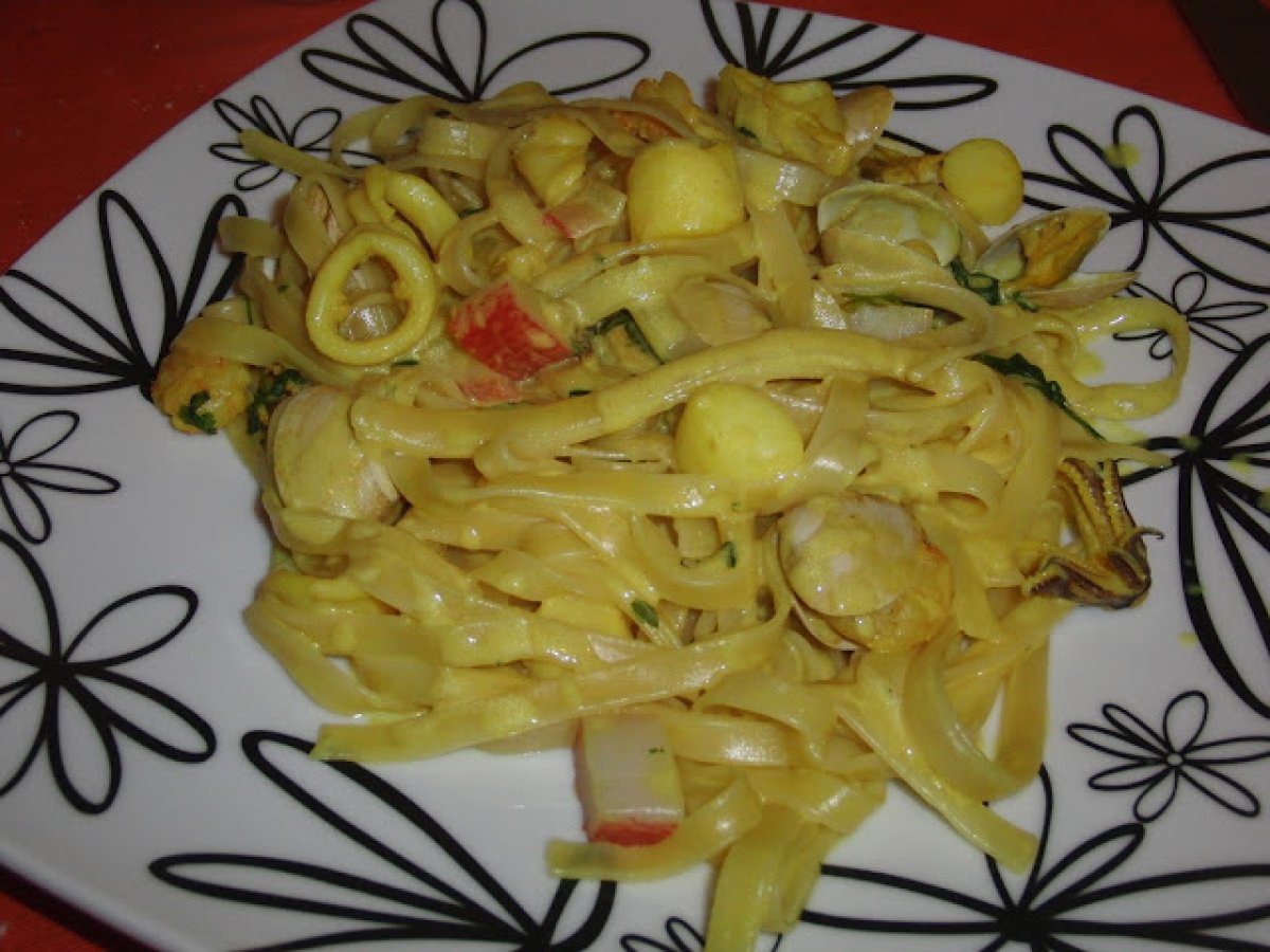 Tagliatelle com açafrão, frutos do mar e natas
