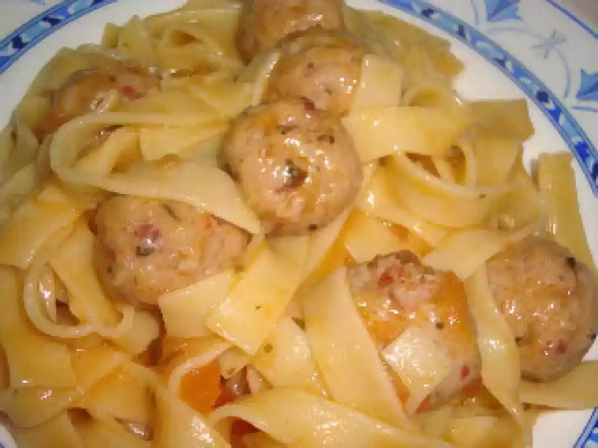 Tagliatelle com almôndegas em molho de tomate