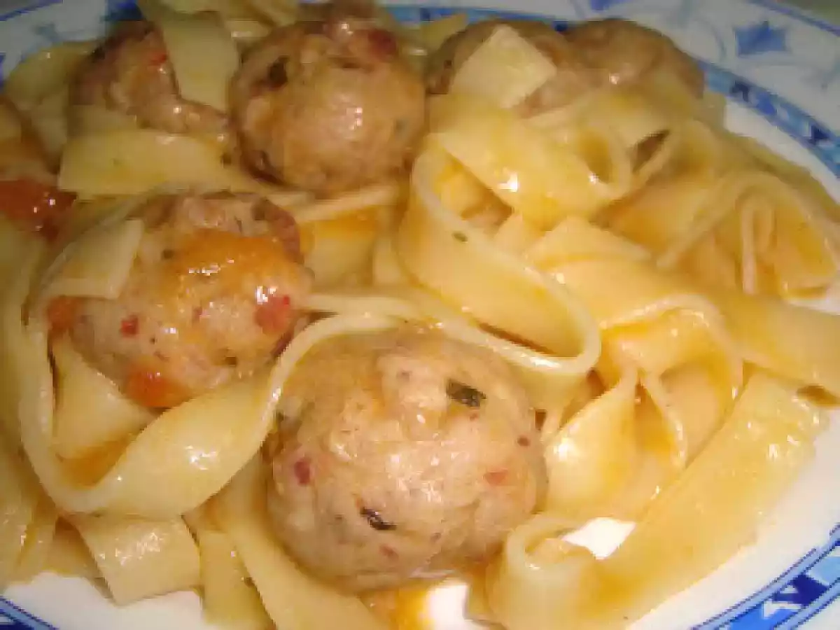 Tagliatelle com almôndegas em molho de tomate - foto 2