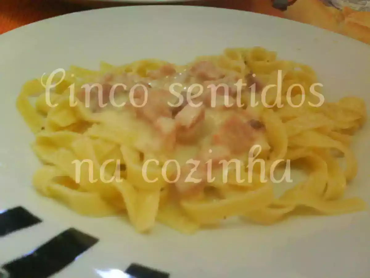 Tagliatelle com bacon e fiambre