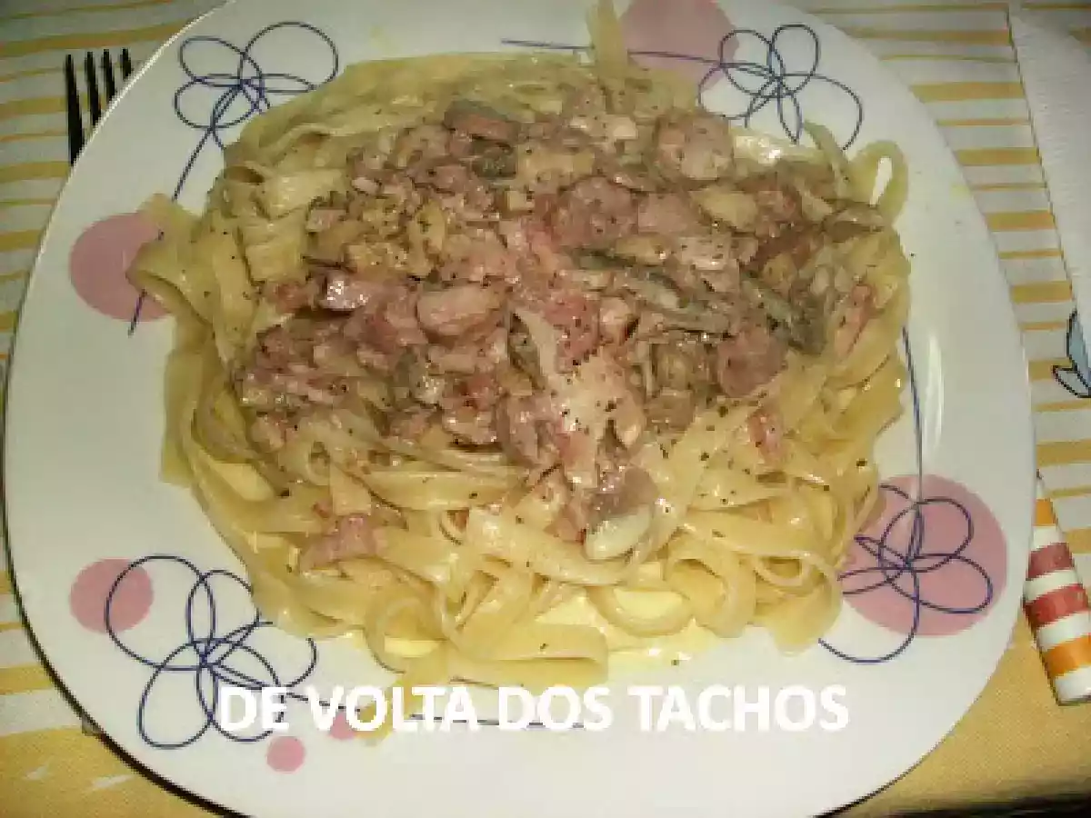 TAGLIATELLE COM BACON, SALSICHA E COGUMELOS