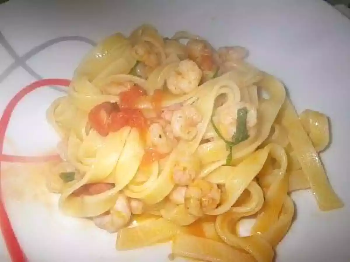 Tagliatelle com camarão e alho