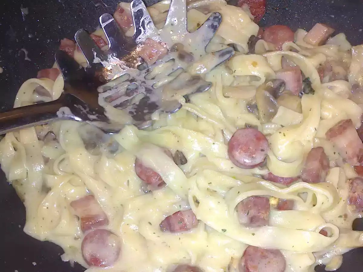 Tagliatelle com cogumelos frescos e linguiça