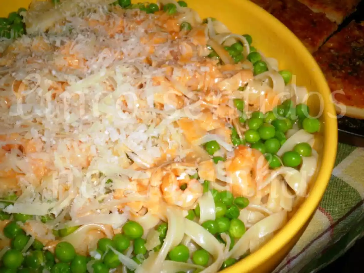 Tagliatelle com ervilhas, fiambre e camarão em molho cremoso de queijo parmesão