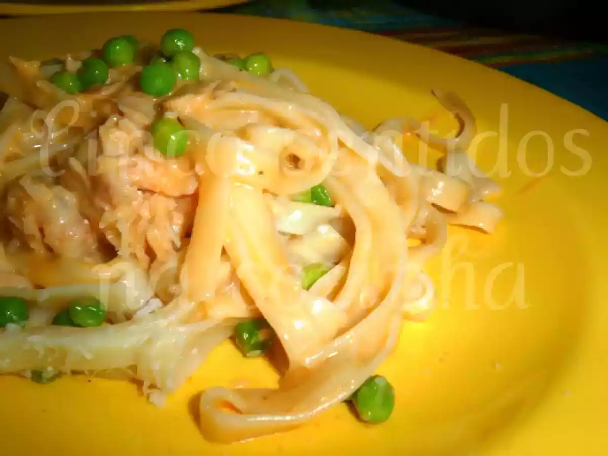 Tagliatelle com ervilhas, fiambre e camarão em molho cremoso de queijo parmesão - foto 2