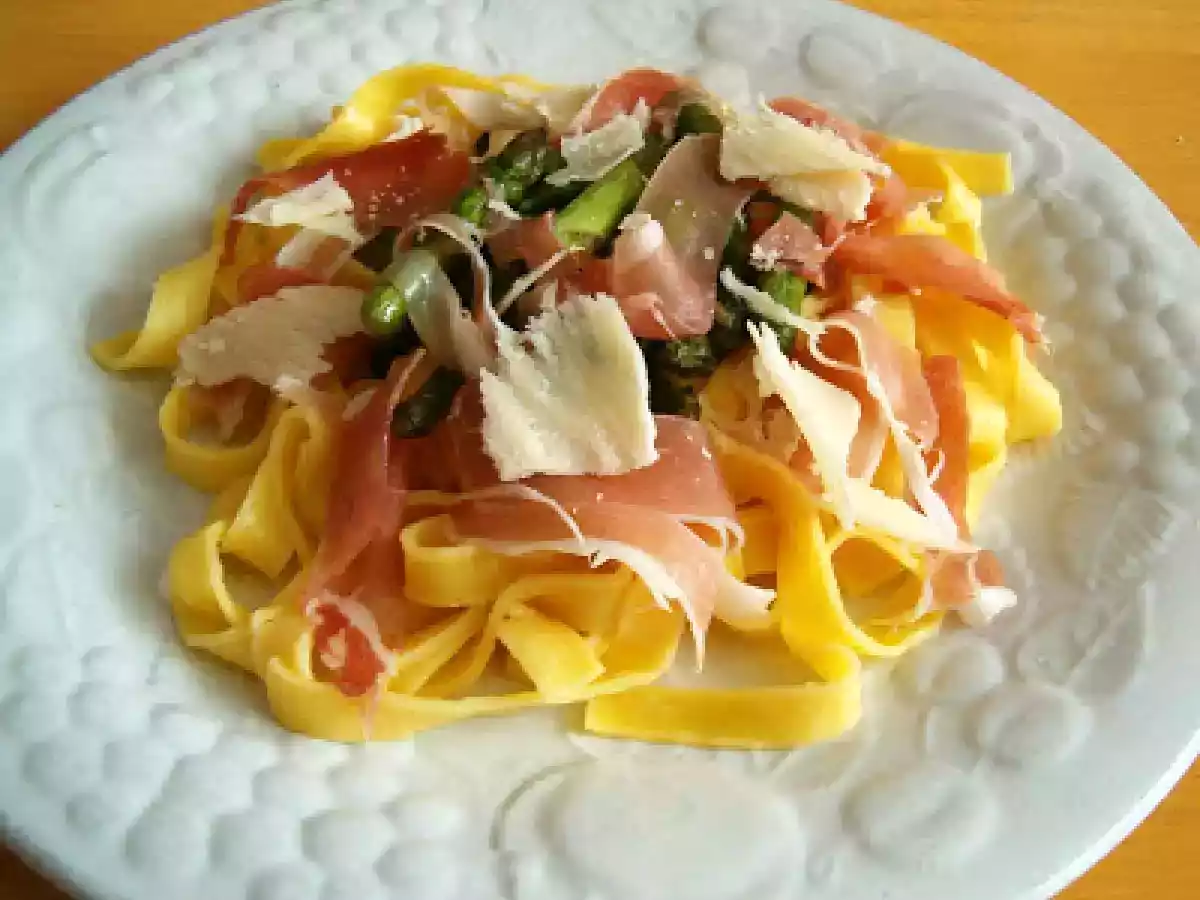 Tagliatelle com espargos e presunto