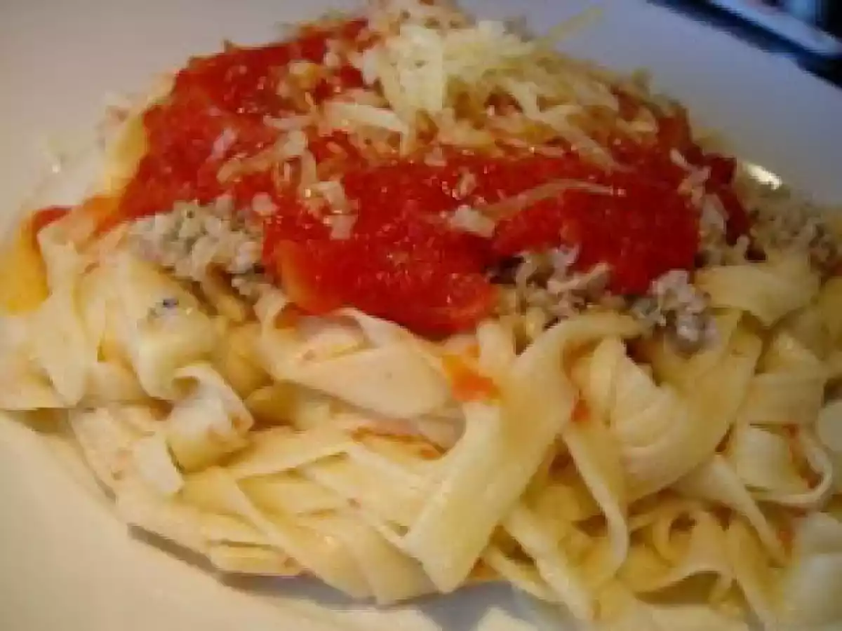 Tagliatelle com molho de frango