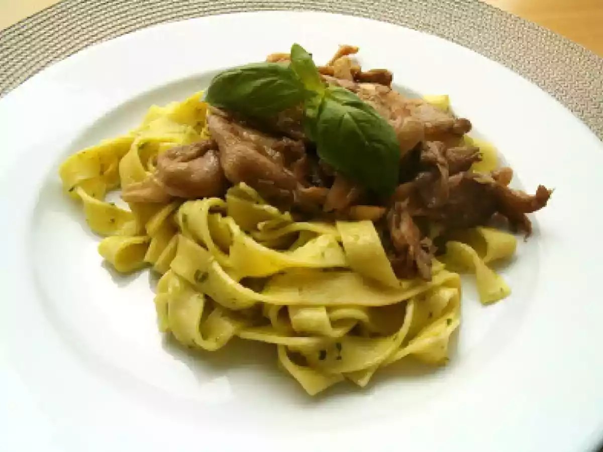 Tagliatelle com pesto e pleurotus