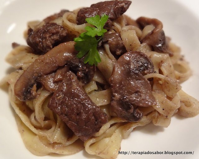Tagliatelle com tiras de filet mignon e cogumelos Receita Petitchef