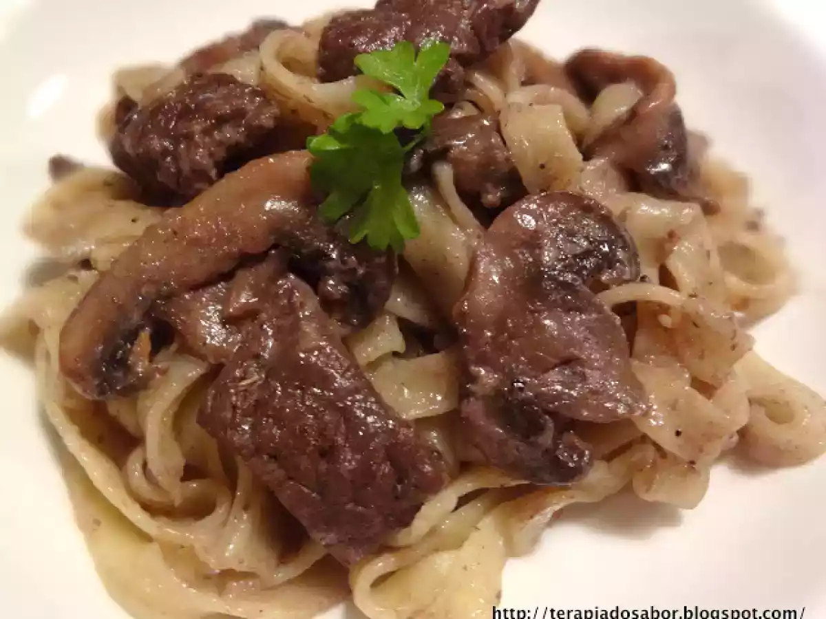 Tagliatelle com Tiras de Filet Mignon e Cogumelos