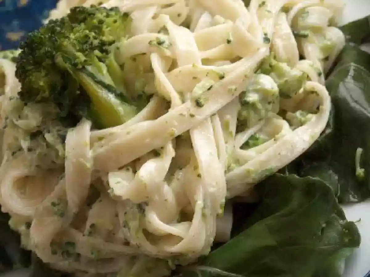 TAGLIATELLE DE BRÓCOLOS E ROQUEFORT