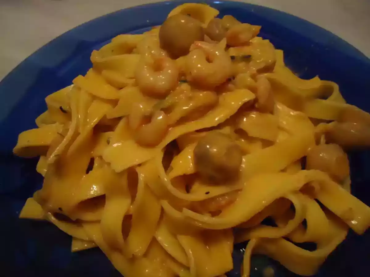 Tagliatelle fresco com cogumelos e camarão