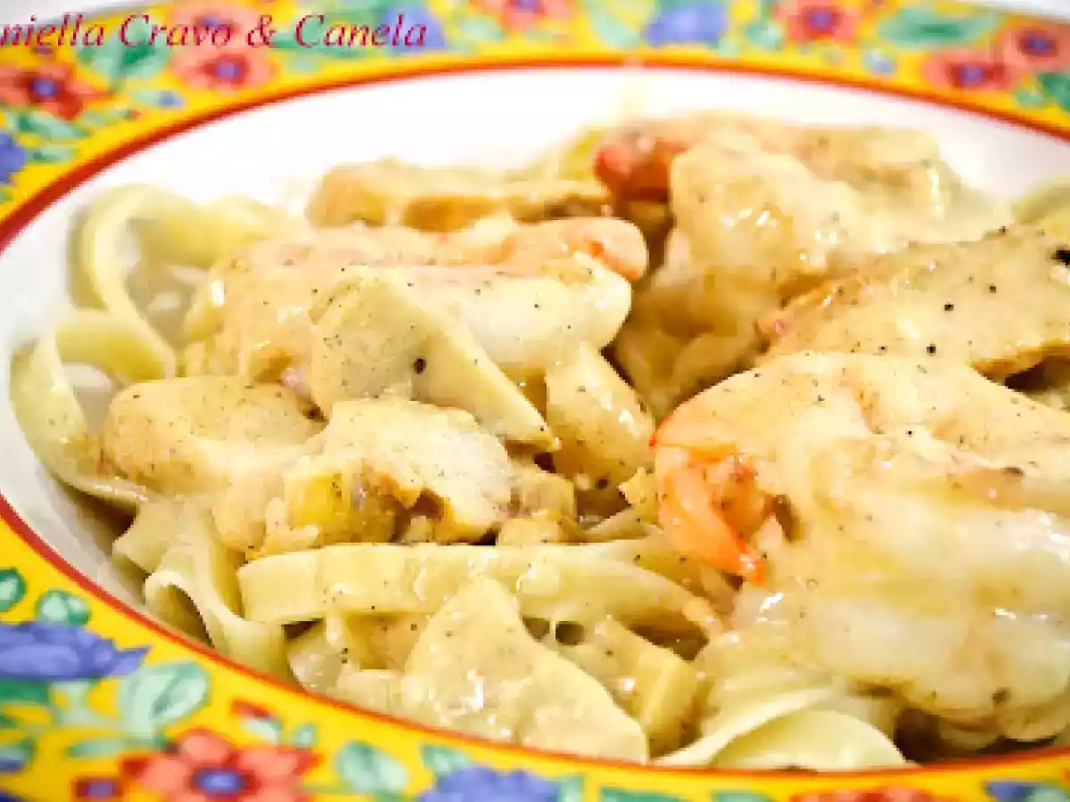 Talharim ao Molho Alfredo com Fatias de Peito de Frango e Camarões Grelhados
