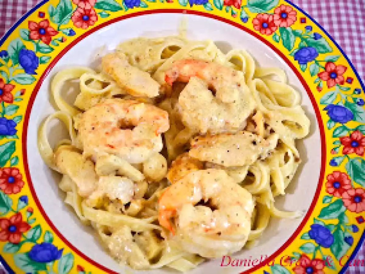 Talharim ao Molho Alfredo com Fatias de Peito de Frango e Camarões Grelhados - foto 2