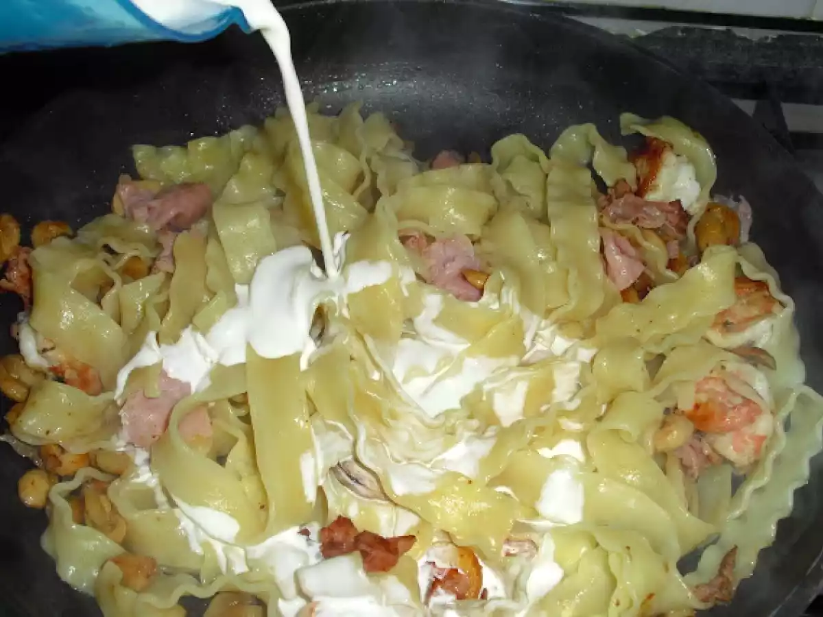 Talharim com cogumelos, camarão e molho branco cremoso - foto 9