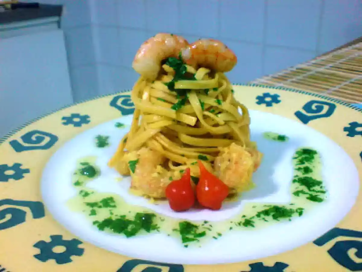 Talharim com Molho cremoso de Frutos do Mar ao Curry.