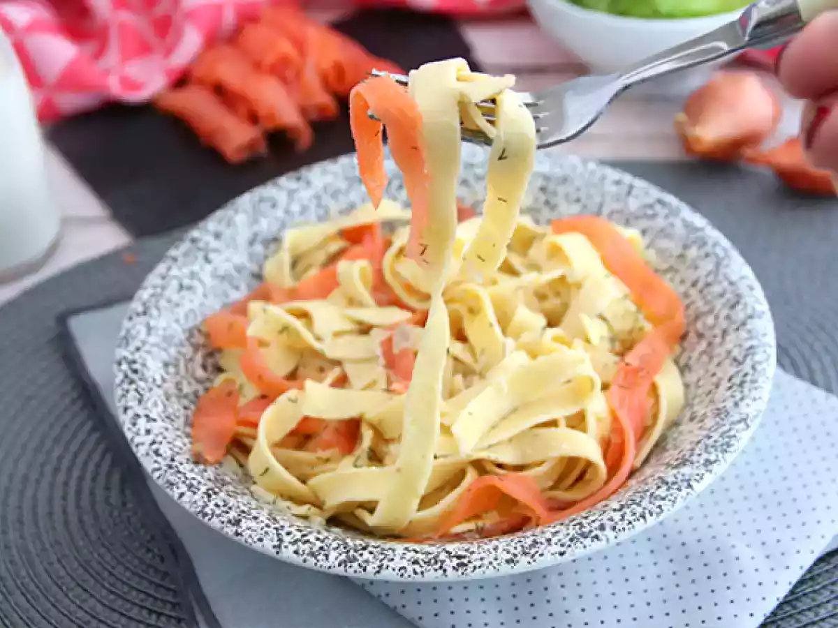 Talharim com salmão fumado e endro