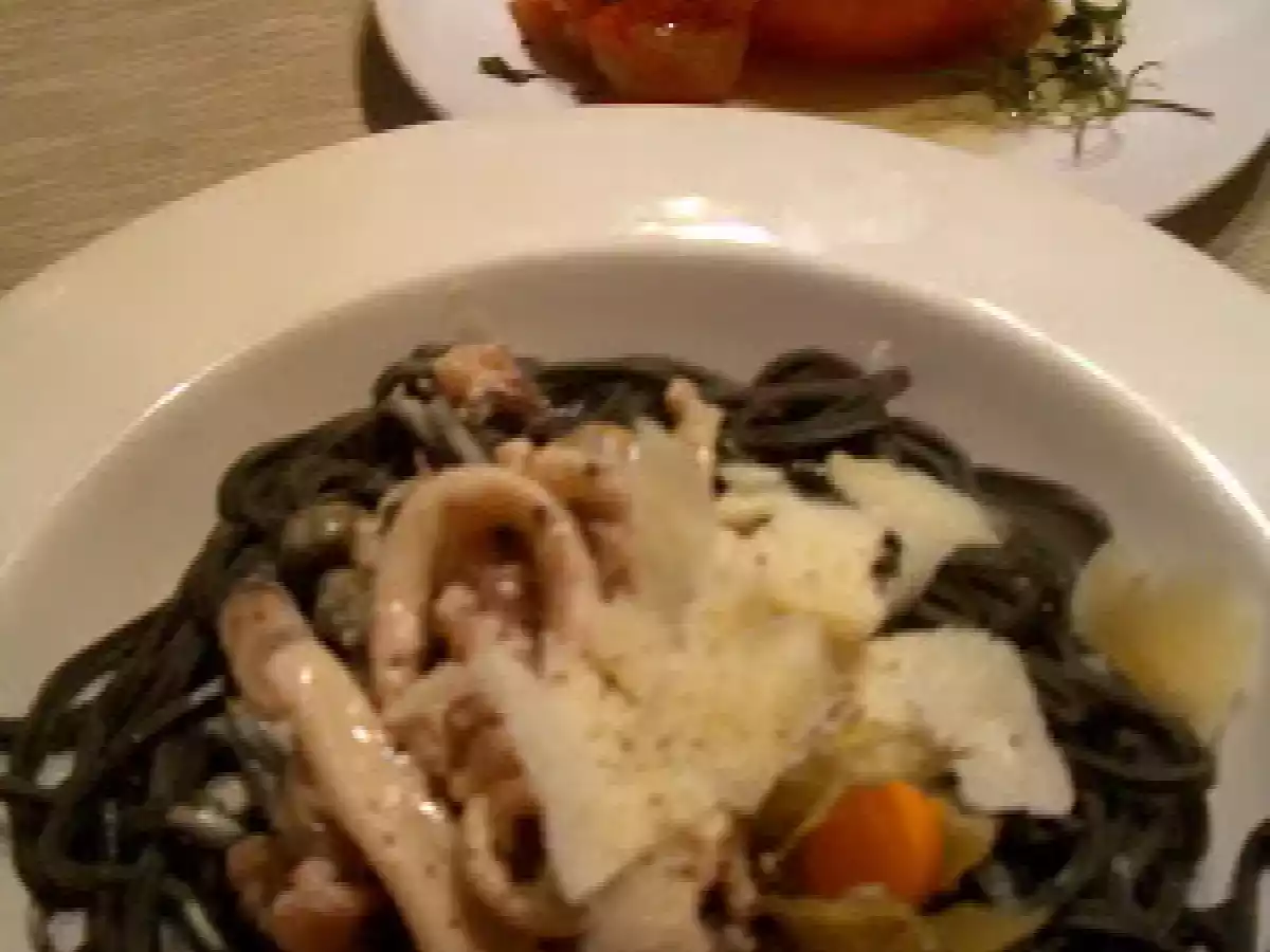 Talharim nero di seppia com molho rosa de frutos do mar.