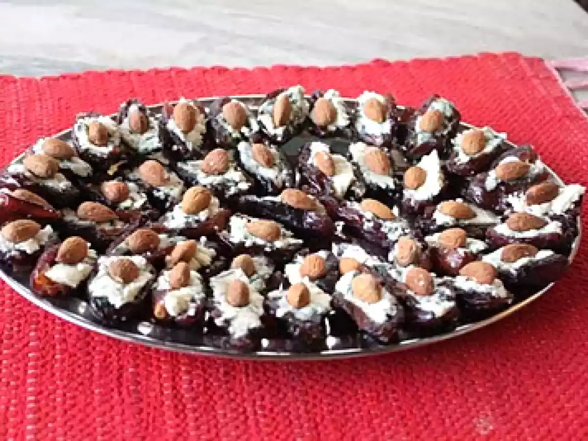 Tâmaras com Queijo e Amêndoas