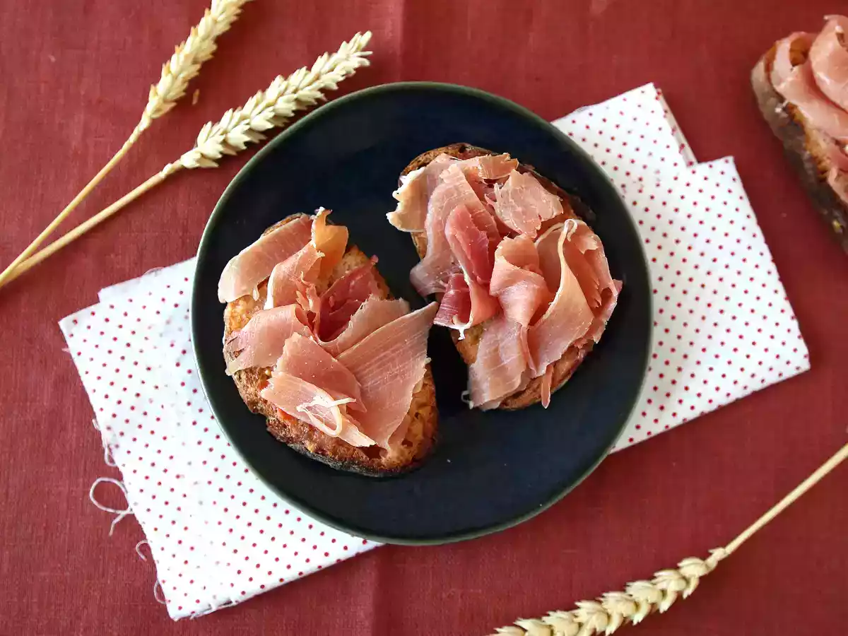 Tapas de tomate e presunto cru (serrano) - foto 2