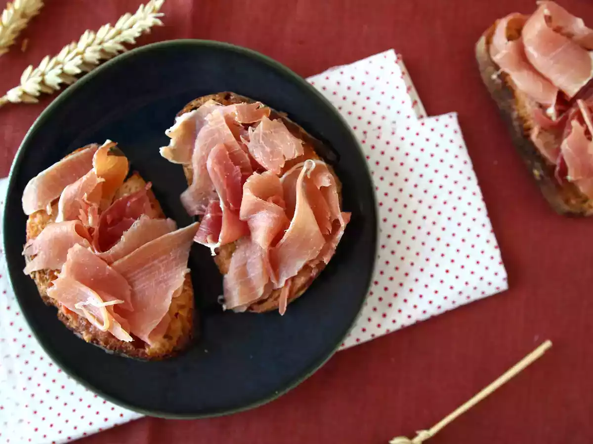 Tapas de tomate e presunto cru (serrano) - foto 5
