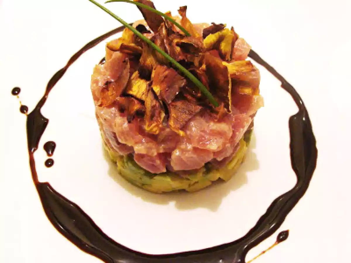 Tartar de atum com abacate, chips de alcachofras e molho tarê.
